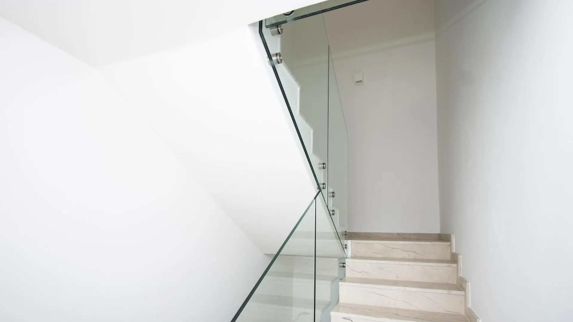 Inviting And Bright 90 M2 Residence With 4 Balconies ビオグラード・ナ・モル アパート