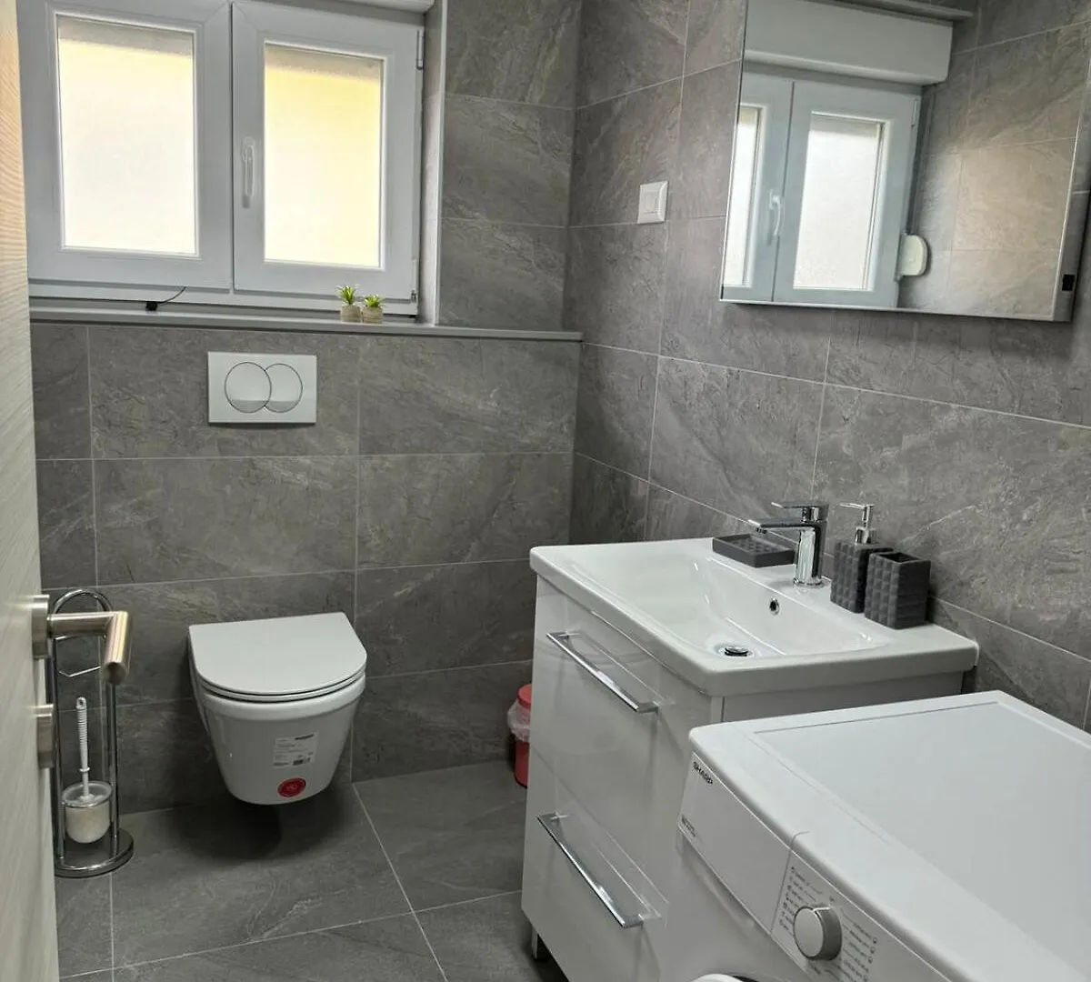 Inviting And Bright 90 M2 Residence With 4 Balconies ビオグラード・ナ・モル 0*,